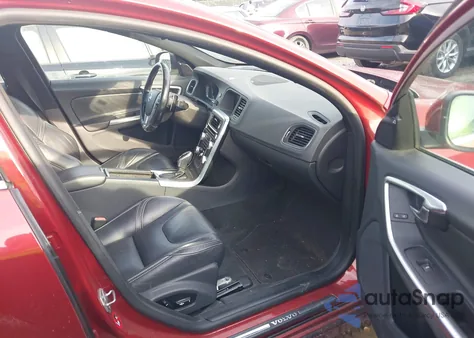 2015 Volvo S60 T5 Platinum z USA, uszkodzony, nr VIN YV140MFM1F2351459